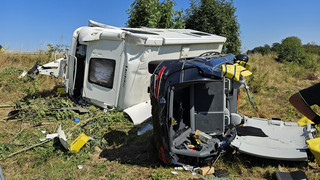 Unfall auf A44: Wohnwagen-Gespann stürzt Böschung hinab