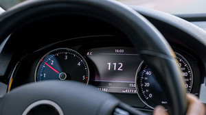 Neue Autos: Geschwindigkeitswarner und Blackbox ab sofort Pflicht