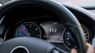 Neue Autos: Geschwindigkeitswarner und Blackbox ab sofort Pflicht