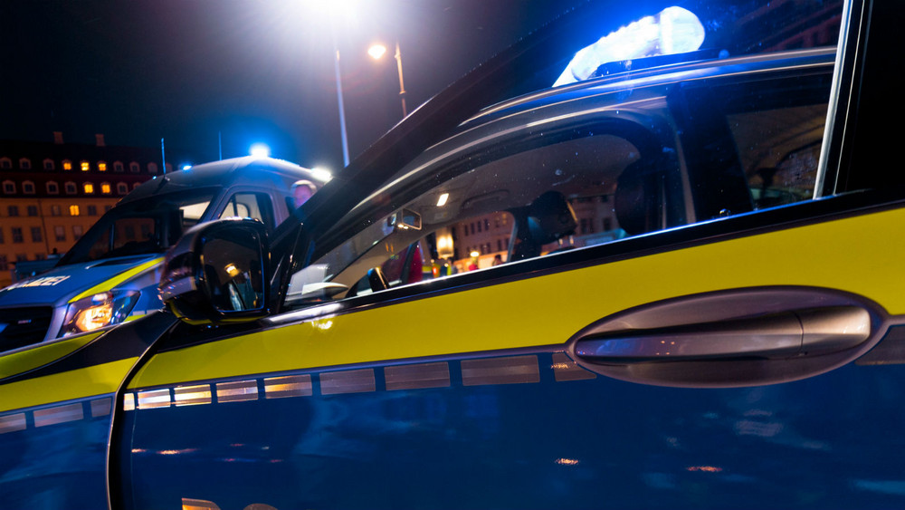 Ein 15-Jähriger ist am Donnerstagabend in einem Auto durch Kassel gerast und hat dabei auch andere Verkehrsteilnehmer in Gefahr gebracht (Symbolbild). 