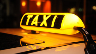Taxi-Zentrale bewahrt alte Frau in Wiesbaden vor Betrügern