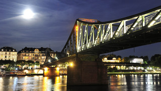 Rasierklingen-Angriff mitten in Frankfurt: Frau schwer verletzt