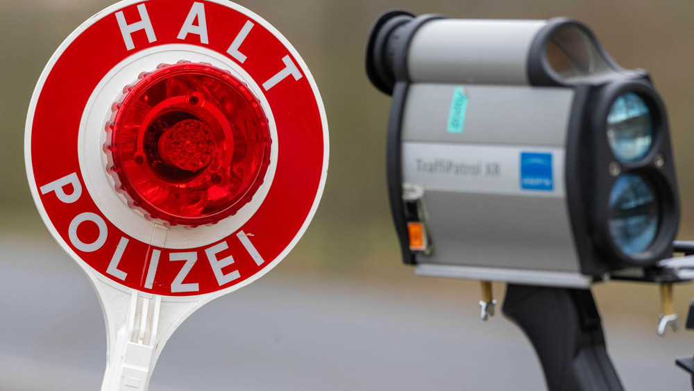 Blitzerkamera mit Haltekelle der Polizei