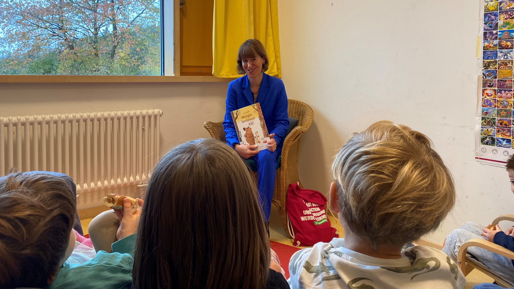 Die hessische Sozialministerin Heike Hofmann hat am bundesweiten Vorlesetag in einer Kita in Roßdorf vorgelesen. 