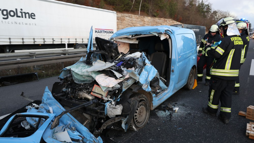 Der Transporter-Fahrer starb noch an der Unfallstelle. 