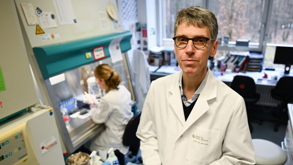 Prof. Dr. Stephan Becker, Leiter des Marburger Virologie-Institutes.