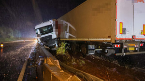 Lastwagen-Unfall blockiert A4 bei Wildeck