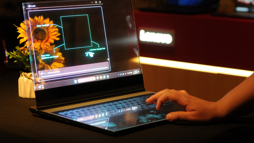 Ein Laptop mit einem durchsichtigen Bildschirm steht in einem Raum in Barcelona, wo der Computerhersteller Lenovo neue Produkte präsentiert hat. Es handelt sich um einen Prototypen (proof of concept) - ob er jemals auf den Markt kommt, ist noch unklar. 
