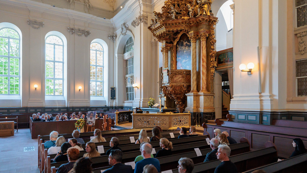 Zahlreiche Menschen sind zum Gedenkgottesdienst für Pawlos in die Kirche gekommen.