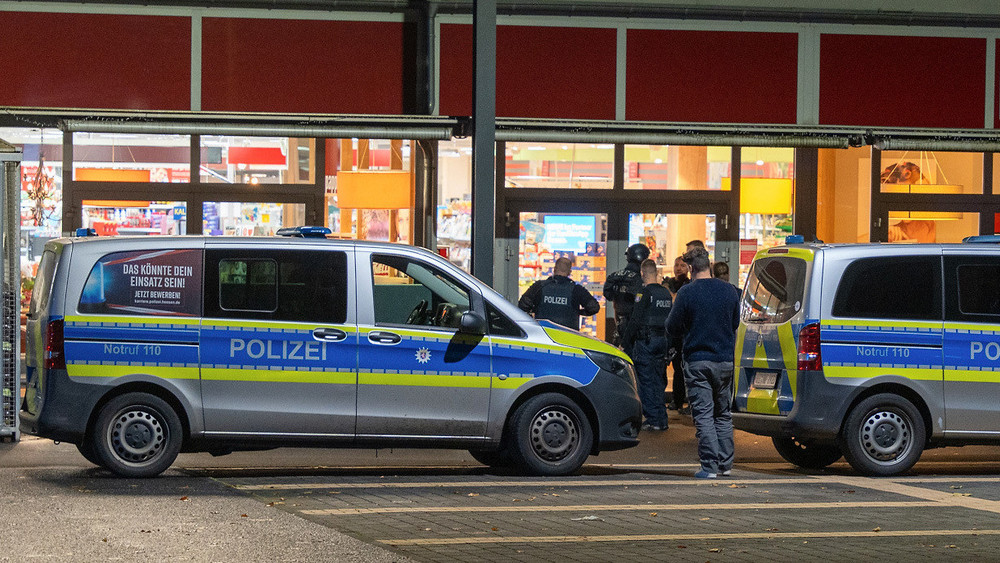 In Hungen hat sich ein Mann in einem Supermarkt verschanzt und musste vom SEK aus dem Markt geholt werden. 