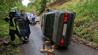 Auto kippt auf die Seite - Feuerwehr Bad Kreuznach rettet Fahrerin