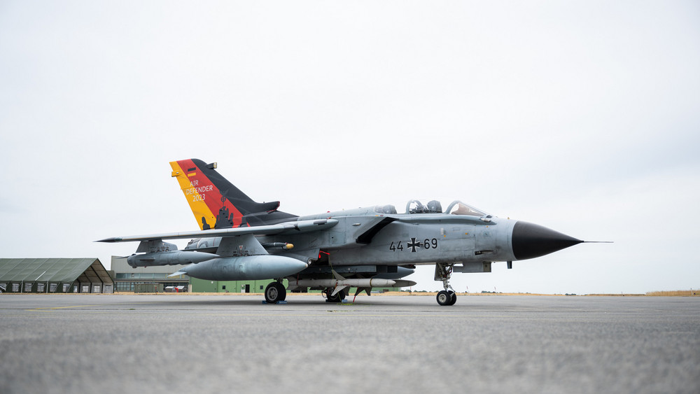 Ein Tornado der deutschen Luftwaffe steht am 23.06.2023 vor Beginn eines Pressetermins zum Abschluss des Luftwaffen-Manöver „Air Defender 2023“ auf dem Luftwaffenstützpunkt in Jagel.