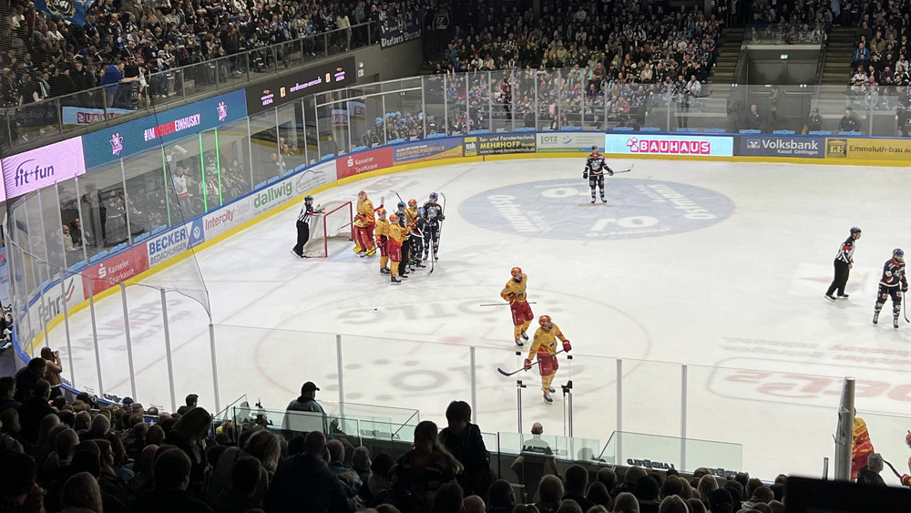 Die Kassel Huskies haben in Spiel 5 den ESV Kaufbeuren in der Nordhessen Arena zu Gast. Erstes Bully ist am Freitagabend um 19.30 Uhr. FFH berichtet live.
