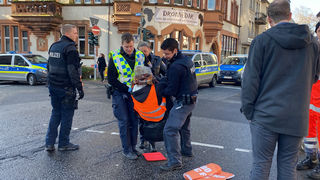 Klimakleber blockieren Verkehr in Universitätsstraße in Marburg