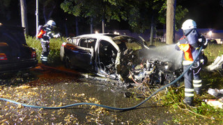Kassel: Auto gerät bei Unfall in Brand - zwei Verletzte