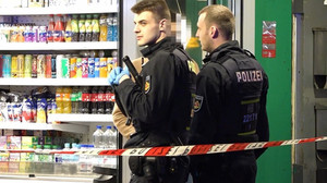 26-Jähriger bei Messerangriff schwer verletzt: Beamte müssen Erste Hilfe leisten