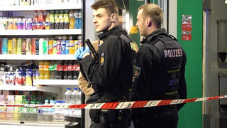 26-Jähriger bei Messerangriff schwer verletzt: Beamte müssen Erste Hilfe leisten