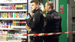 26-Jähriger bei Messerangriff schwer verletzt: Beamte müssen Erste Hilfe leisten