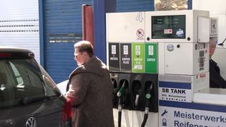 Ölpreise stürzen ab - Spritpreise an der Tankstelle sinken nur leicht