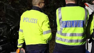Tödlicher Crash: Mann und Frau sterben an Unfallstelle