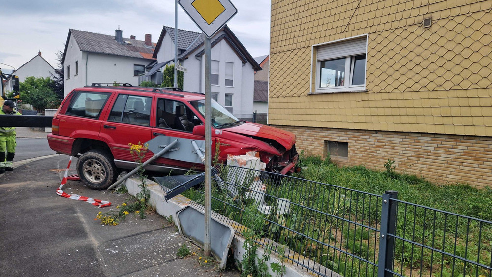 Jeep landet nach Verkehrsunfall in Vorgarten