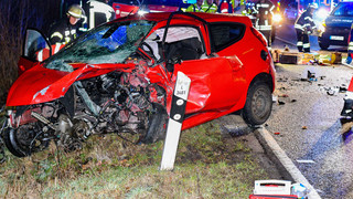 Autofahrerin stirbt bei Unfall in Laubach, zwei Schwerverletzte
