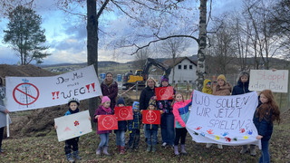 Eltern in Asslar-Oberlemp sauer: Funkmast mitten auf Bolzplatz gebaut