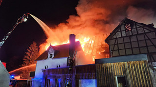 300.000 Euro Schaden: Fachwerkhaus in Bad Arolsen brennt ab