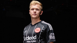 Eintracht Frankfurt präsentiert neues Trikot für die Champions League