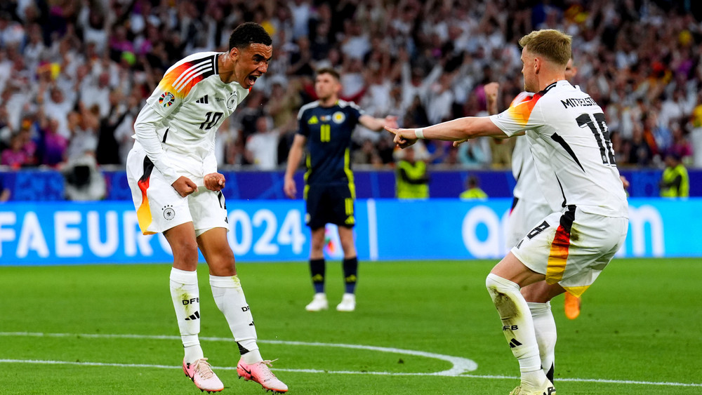 Deutschlands Jamal Musiala (links) und Maximilian Mittelstädt (rechts) dürfen sich auf knackigen Gegner im Viertelfinale freuen.