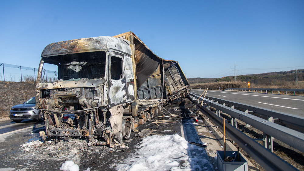 Der LKW ist samt Anhänger komplett abgebrannt. Der Fahrer blieb unverletzt.