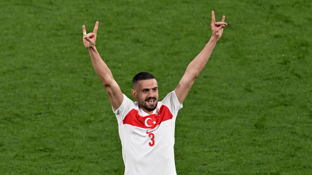 Merih Demiral und seine umstrittene Geste im Spiel gegen Österreich.