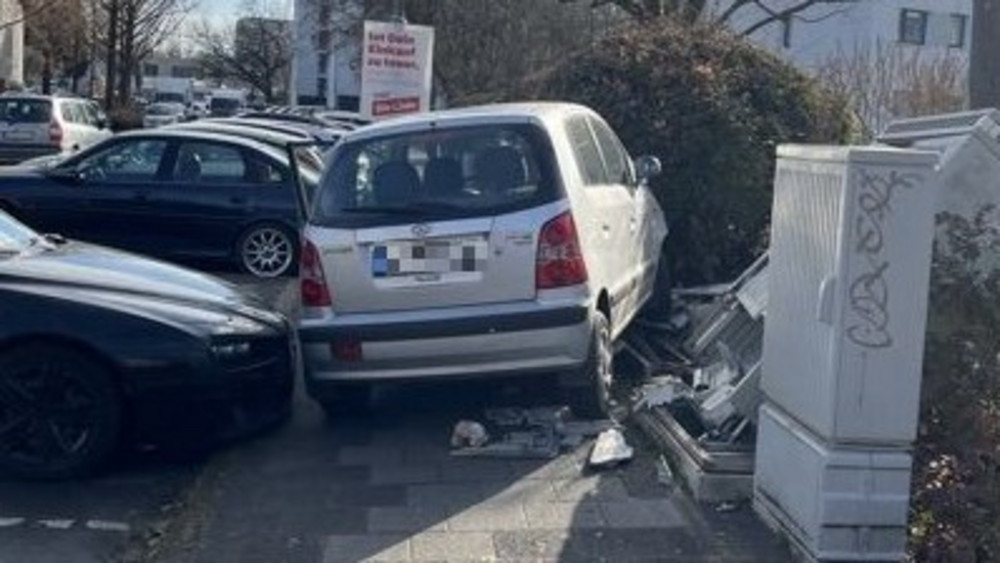 Eine Autofahrerin ist in einer Verteilerkasten geprallt.