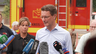 Hürtgenwald: Wüst über Solidarität bei Kampf gegen die Flammen