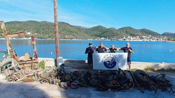 "We Dive We Clean": Taucher holen 1,3 Tonnen Müll aus dem Meer in Griechenland