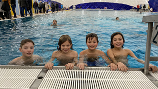 Traglufthalle in Nieder-Eschbach eröffnet: Schwimmspaß auch im Winter