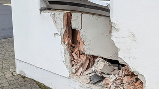 Auto kracht in Reichelsheim gegen Wohnhaus: Beifahrer verletzt