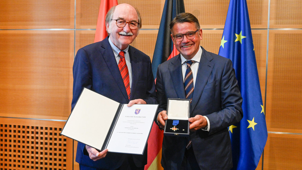 Der ehemalige Bürgermeister von Lauterbach, Rainer-Hans Vollmöller, hat von Hessens Ministerpräsidenten Boris Rhein des Hessischen Verdienstorden am Bande erhalten. 