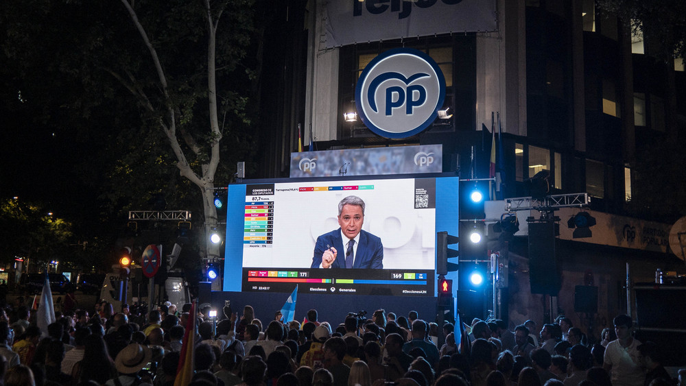 Anhänger der konservativen oppositionellen Volkspartei (PP) verfolgen die Hochrechnungen. Die PP hat die Parlamentswahl in Spanien zwar gewonnen, aber die absolute Mehrheit klar verfehlt.