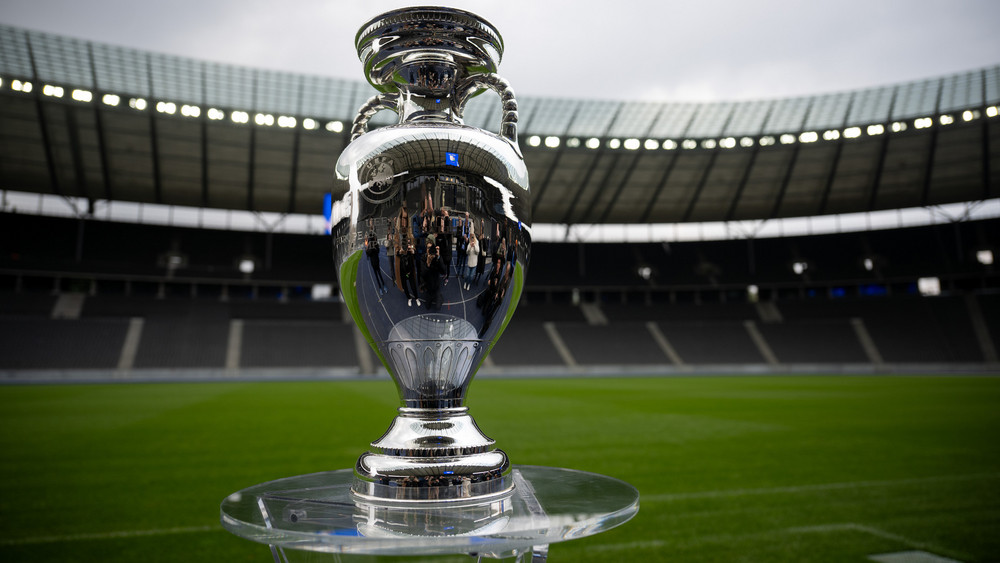 Der EM-Pokal ausgestellt im Olympiastadion in Berlin, in dem das Finale stattfinden wird.