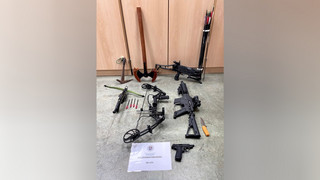 Durchsuchung in Kassel: Armbrüste und über 1 Kilo Drogen gefunden