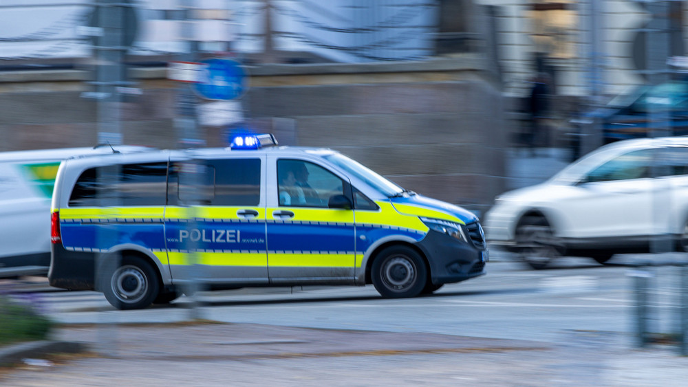 Ein Polizeifahrzeug fährt mit Blaulicht zu einem Einsatz.