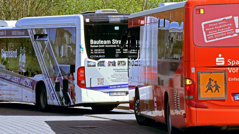 Frau schlägt Busfahrer Nase blutig. Polizei und Rettungsdienst waren vor Ort (Symbolbild).