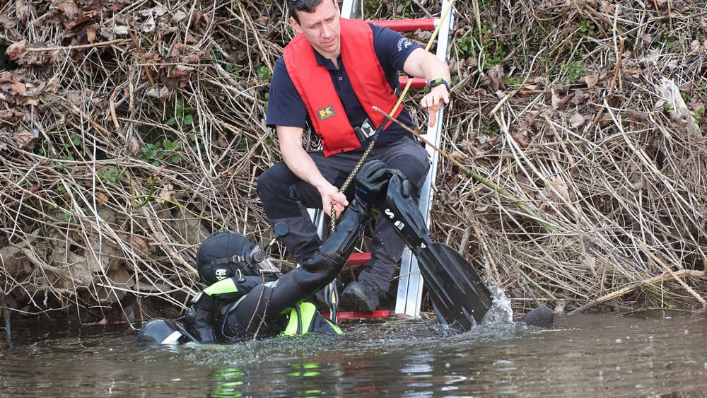 Taucher von Polizei und Feuerwehr suchen in der Lahn nach dem vermissten sechsjährigen Jungen.