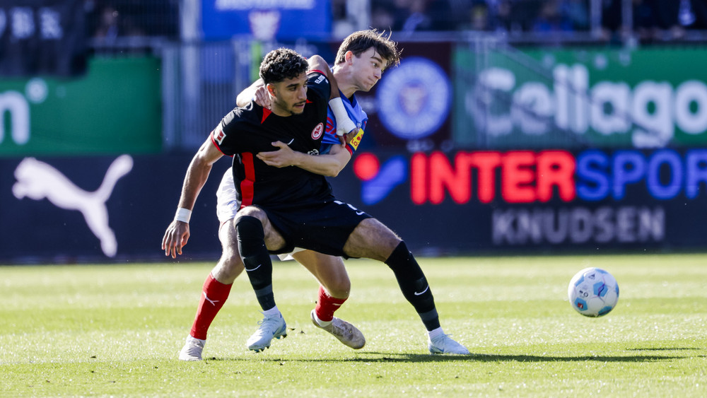 Umkämpftes Spiel in Kiel. Hier kämpft der Frankfurter Marmoush (vorne) mit dem Kieler Knudsen (hinten) um den Ball. 