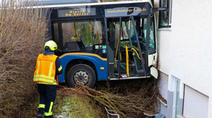Bus knallt im Gerloser Weg gegen Hauswand - Fahrer konnte befreit werden