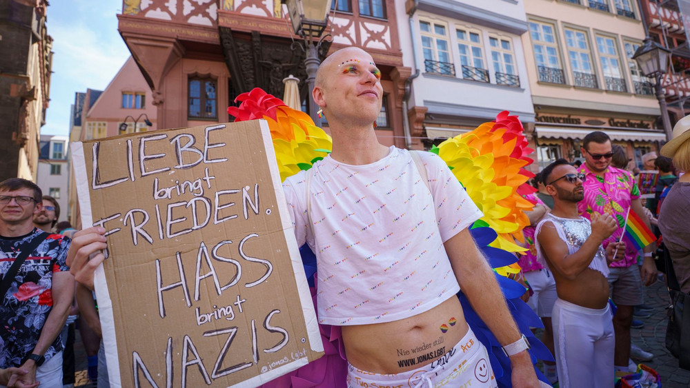 Jonas Elgebeté besucht regelmäßig CSDs, gerne auch in kleineren Orten, um ein Zeichen zu setzen.