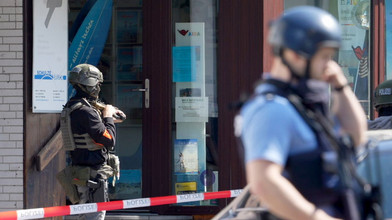 Geiselnahme in Bank beendet - Fahndung nach Tätern läuft