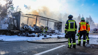 Langer Stau bei Bad Hersfeld: Sattelzug auf der A7 geht in Flammen auf