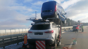 Transporter verliert geladenes Auto auf der A45 bei Dillenburg